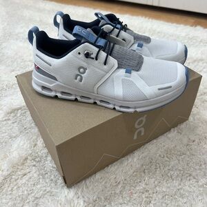 Mismatched size** On Running Kids Sneakers in White and Navy 4Y/5Y